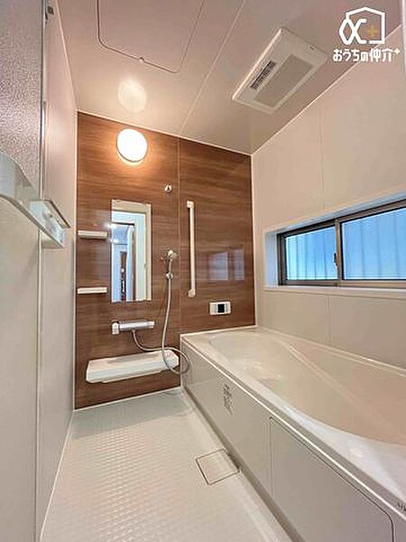 落ち着きのある空間でリラックスバスタイム。バスタブにつかって寛ぎながら心と体をリフレッシュ。一日の疲れを癒してくれる清潔感のあるバスルーム。