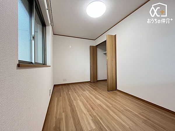 シンプルで整った洋室は、家具配置もしやすい設計。プライベートな時間を心地よく過ごせます。