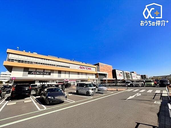 イオンタウンふじみ野 徒歩10分。営業時間10：00-21：00　大きなショッピングモール。 740m
