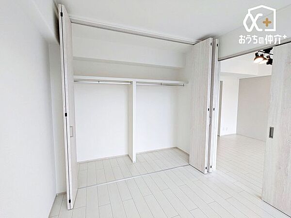 高い収納力がある《クローゼット》付きのお部屋です。衣類・鞄・帽子・アクセサリーや季節家電などをまとめて収納でき、お部屋の広いスペースを活かし、すっきりとした空間が保たれます。