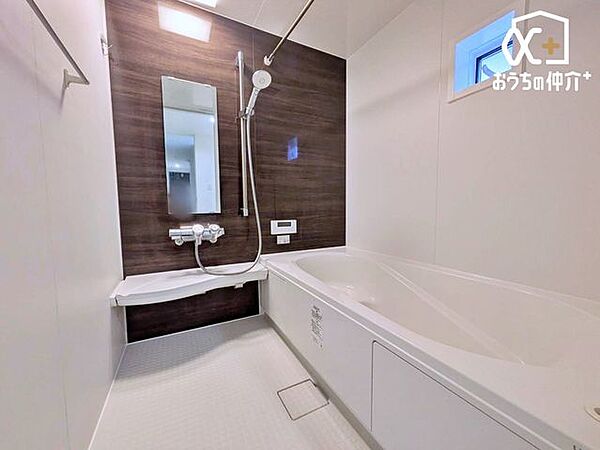 落ち着きのある空間でリラックスバスタイム。バスタブにつかって寛ぎながら心と体をリフレッシュ。一日の疲れを癒してくれる清潔感のあるバスルーム。