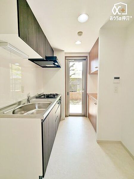 手元が隠れる使いやすいキッチンで、調理スペースや収納もすっきりまとめられます。