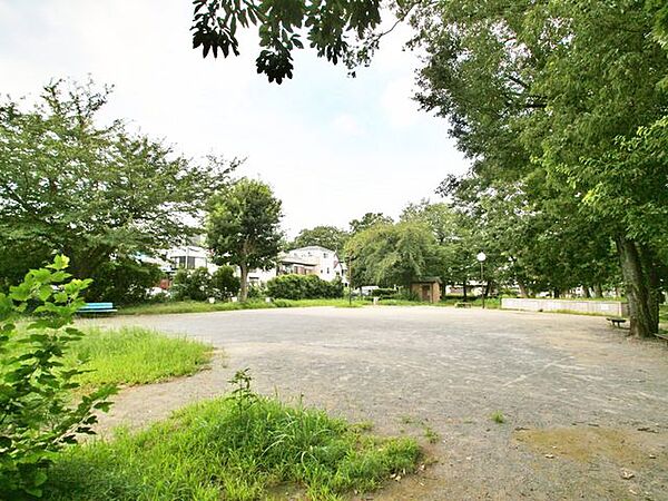 栗原緑地公園 徒歩8分。整備されている雑木林の公園。緑いっぱいの園内にはコンビネーション遊具やスプリング遊具、健康遊具などが設置されています。雑木林の中の木陰で遊べるので、夏場でも過ごしやすいのが魅…