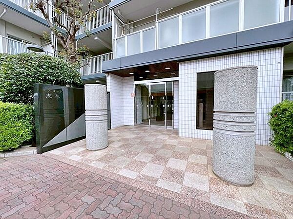 ～エントランス～管理が行き届いた清潔感のあるエントランス。オートロックが完備されておりマンションならではの防犯性が魅力です。