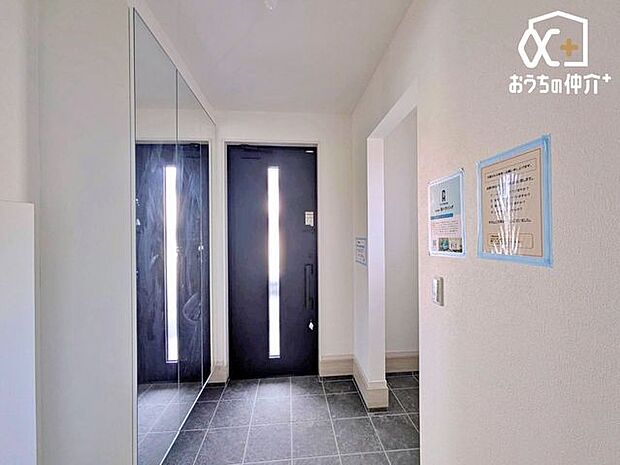 広々とした玄関は、家族や来客を気持ちよく迎えられる開放的な空間。毎日の出入りが快適に。