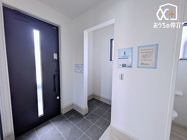 《土間収納》外で使う物をそのまま収納できて便利。ベビーカーやアウトドア用品も楽に出し入れでき、玄関まわりがすっきり保てます。