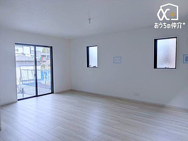 大きな窓から広がる絶景と、広々としたリビングで叶える、心豊かな暮らしの始まり。