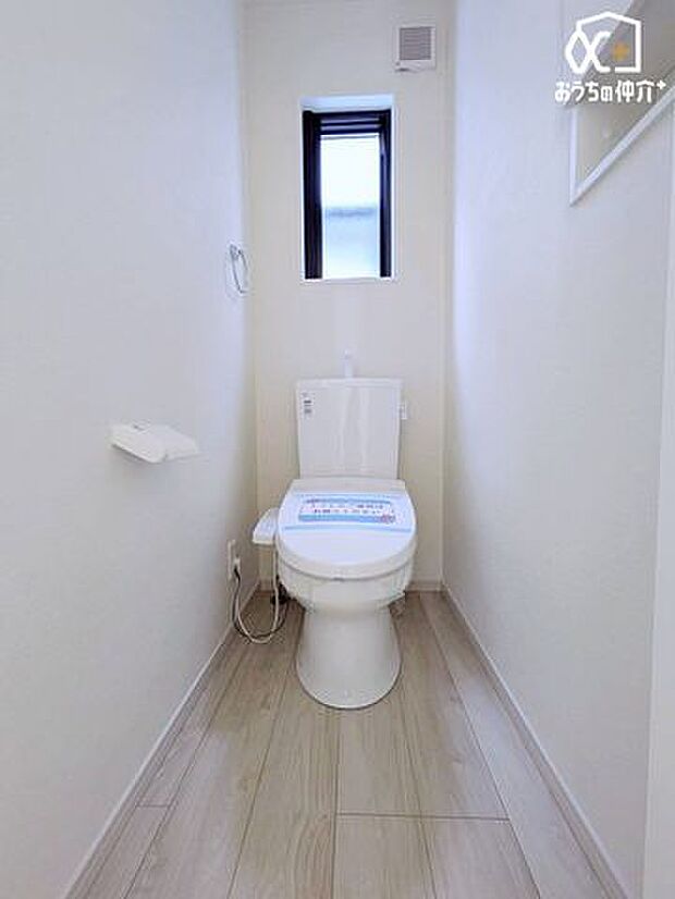自然光が差し込む小窓付きのトイレは、明るく清潔感のある空間。しっかり換気もできて、毎日を快適に。