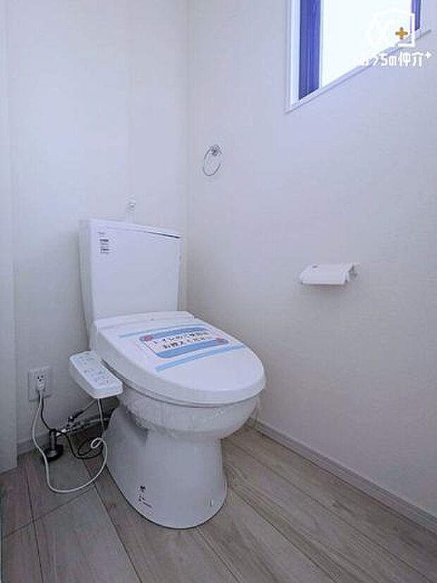 自然光が差し込む小窓付きのトイレは、明るく清潔感のある空間。しっかり換気もできて、毎日を快適に。