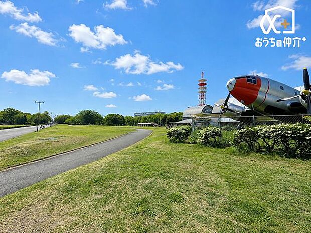 徒歩25分。所沢航空記念公園は、日本における航空発祥の地。広大な敷地にはお子様が楽しめる遊具はもちろん、各運動施設や野外ステージ、航空発祥記念館などがあります。 1990m