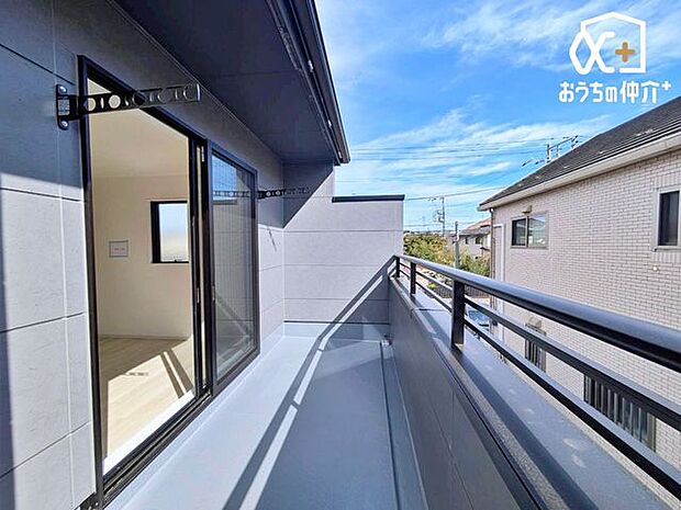周辺には高い建物がなく、開放的な眺望!晴れた日には気持ちの良い青空が広がります。