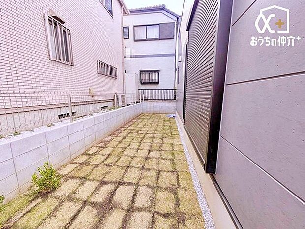 季節の花やグリーンを取り入れて、コンパクトながらも心地よいアウトドア空間を演出できます。