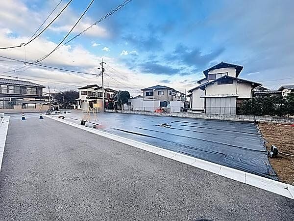 車通りの少ない通りに面しています