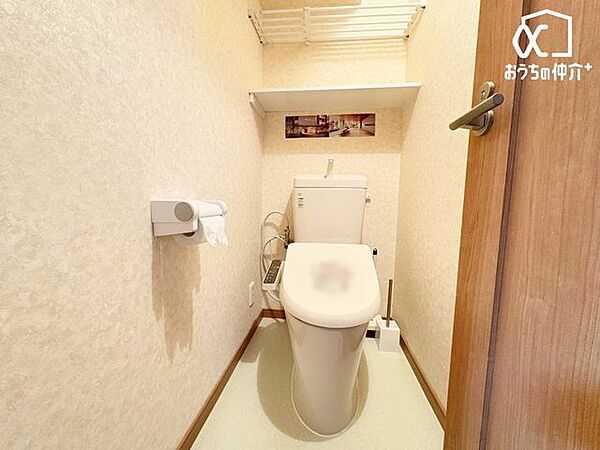 シンプルな内装のスッキリとしたトイレです。お手入れやお掃除が、簡単にできるシンプルなデザインのトイレです。