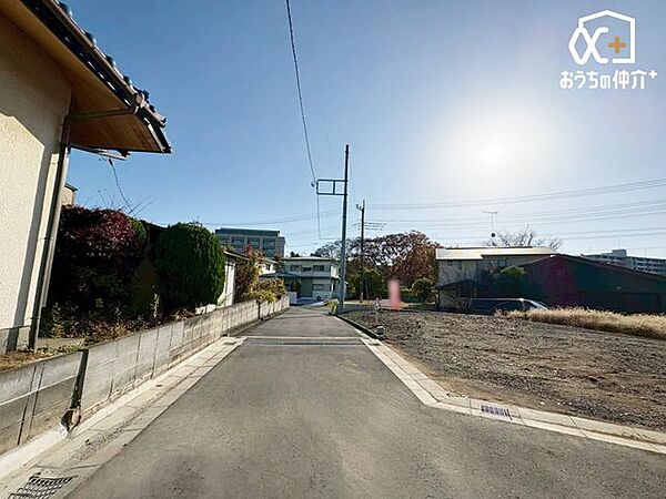 東側4.2ｍ私道の様子です。子育て世帯やゆったりと暮らしたい方にお勧めの住環境です。