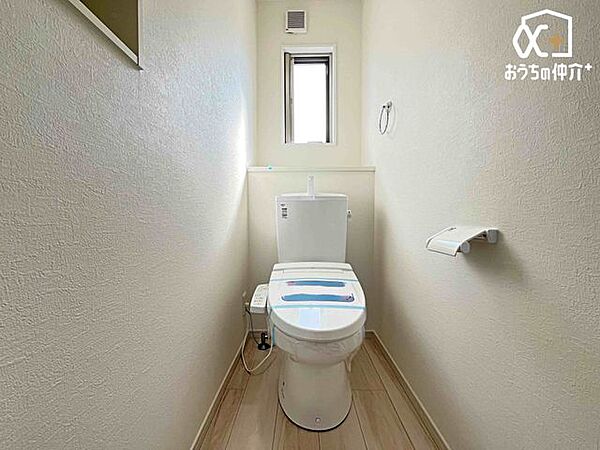 シンプルな内装のスッキリとしたトイレです。お手入れやお掃除が、簡単にできるシンプルなデザインのトイレです。