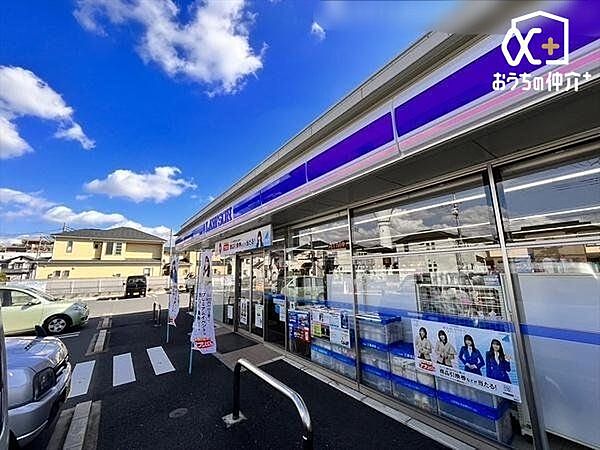 ローソン　鶴瀬西店 徒歩4分。100均ショップ＋ミニスーパーといった形で結構使い勝手の良いコンビニとなっています。 260m