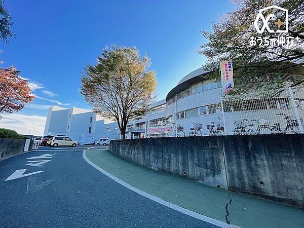 富士見市立富士見台中学校 徒歩27分。鶴瀬東1-2、鶴瀬西2-3、上沢3、鶴馬1、諏訪2、大字鶴馬の一部区域 2140m