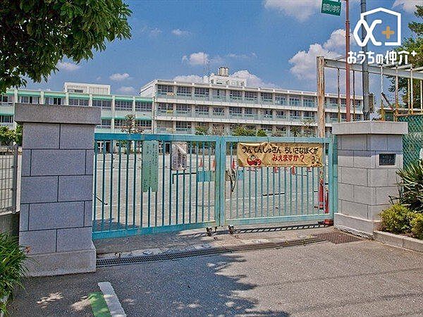 所沢市立富岡小学校 徒歩11分。西武新宿線「新所沢駅」が最寄りの小学校でございます。ご近所の評判も良いです！ 870m