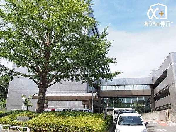 所沢市役所 徒歩32分。西武新宿線航空公園駅から徒歩3分で行けます。元々市内中心部に有りましたが、移転しました。様々な施設もあり便利な環境です。 2560m