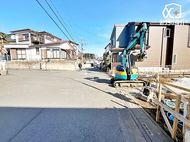 前面道路はとてもゆったり。お車の出し入れも落ち着いてできます。現地にて是非環境をお確かめください。
