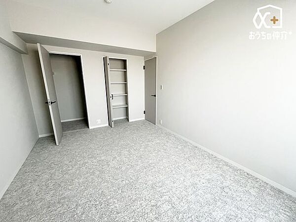 7.6帖の寝室は、ウォークインクローゼット付き。柔らかな光に包まれた癒しの空間。ベッドや収納家具もゆったり配置でき、毎日を静かに心地よく過ごせます。