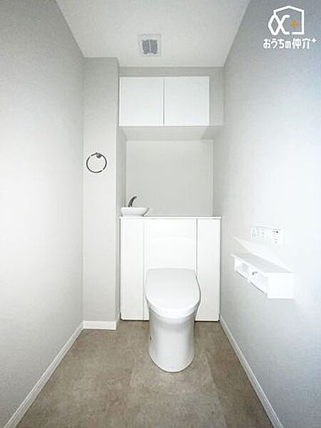 便利な収納スペース付きトイレで、清掃用具や日用品もすっきり整理。快適で清潔感あふれる空間が保てます。