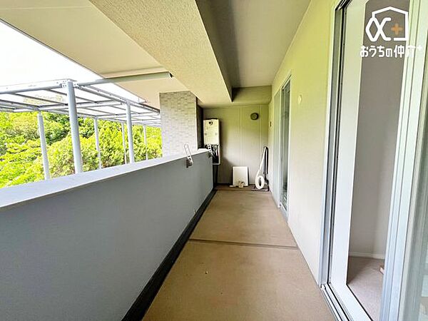 明るい光と心地よい風を感じられる2部屋から行き来できる南西向きバルコニー。洗濯物もよく乾き、日常使いに便利なスペースです。