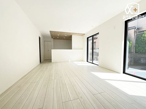家族みんなが爽やかに健やかに過ごせるように、優しい光を取り込んだリビングダイニング。上質な温もりに包まれる、快適で穏やかなプライベート空間です。