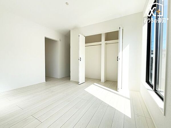 バルコニーに面した明るい寝室の様子。
