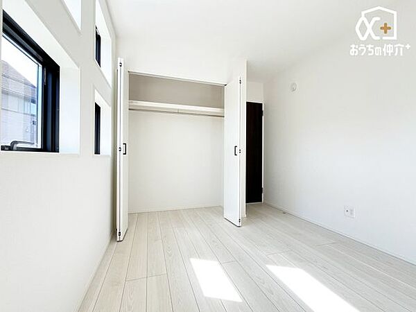 明るく落ち着いた雰囲気の子ども部屋。遊びも学びもバランスよく楽しめる、心地よい空間です。