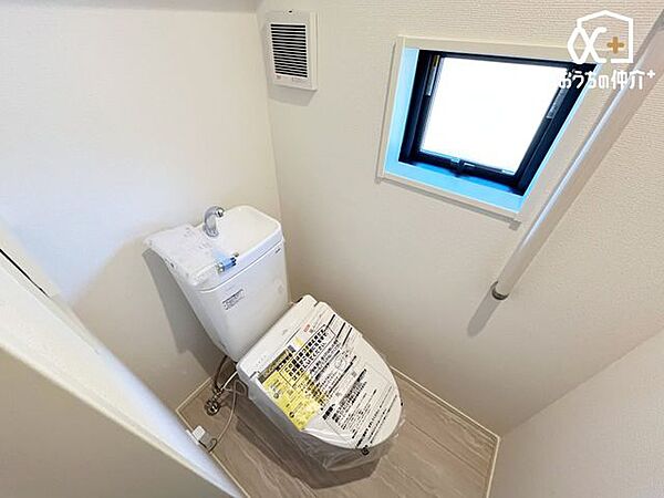 シンプルな内装のスッキリとしたトイレです。お手入れやお掃除が、簡単にできるシンプルなデザインのトイレです。