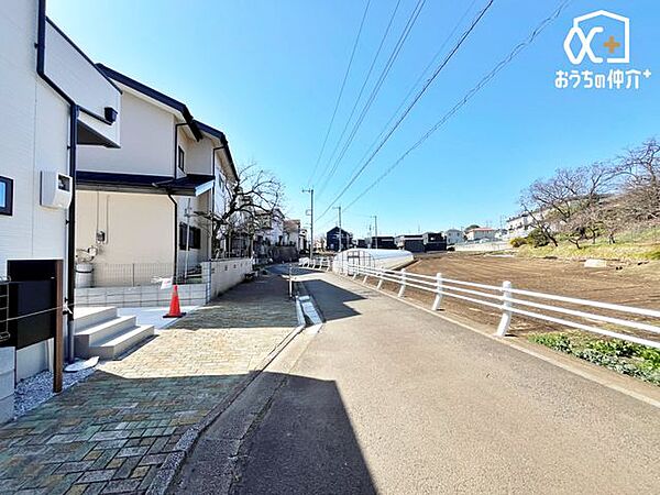 北西側5.9m公道の様子。車通りの少ない落ち着いた住宅街です。