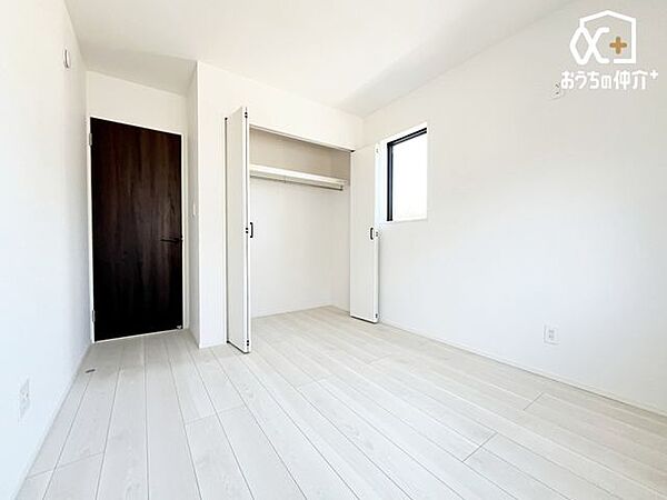 シンプルで整った洋室は、家具配置もしやすい設計。プライベートな時間を心地よく過ごせます。