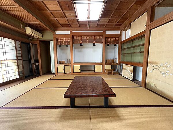 立派な神棚のある厳かな和室