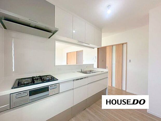 広々キッチンスペースで、ご家族でお料理を楽しめます◎カウンターキッチンで家族の様子も見やすい♪