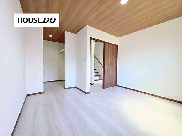 木目天井がおしゃれな洋室♪落ち着きあるホテルライクな空間に仕上がっています!大容量ウォークインクローゼット付き♪季節物や大型荷物もまとめて収納可能!