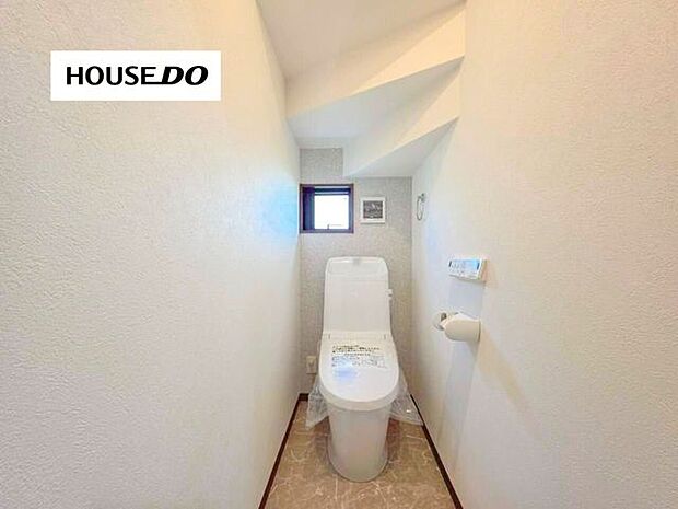 窓付きの明るいトイレ空間。換気もしやすく毎日快適にお使いいただけます!