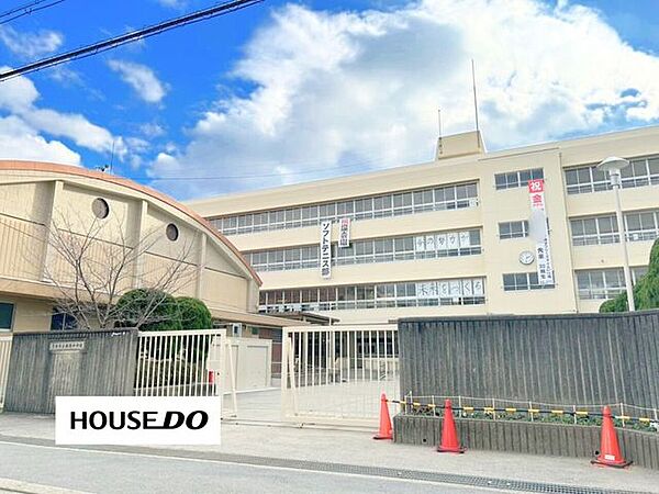 西陵中学校1980年に住宅地の発展に伴い開校した学校で、万博記念公園周辺の緑豊かな環境に位置し、地域とのつながりを大切にしながら生徒の主体性や協働性を育む教育活動に取り組んでいます。 1580m