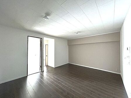 グレージュクロスが貼られたお部屋♪どんな家具でも合わせやすい◎