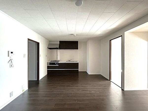 LDK13帖♪ブラックカラーのキッチンとフロアの木目の相性◎グレーの家具を置いてモダンスタイルの部屋にも出来そうですね♪