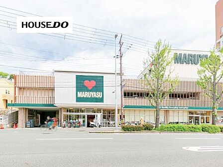 スーパーマルヤス 南春日丘店肉・魚・野菜などの生鮮食品および酒類などを取り扱うスーパー。駐車場は62台分です。営業時間:8:00~21:00。 970m