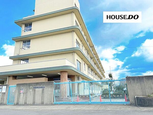 東奈良小学校1982年創立の学校で、住宅街に位置し、地域とのつながりを大切にしながら、子どもたちの豊かな学びを育む教育に取り組んでいます。 440m