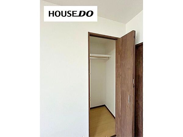 リビング収納は奥行きがあり、お洋服や季節物もしっかり整理しやすいのが魅力です。