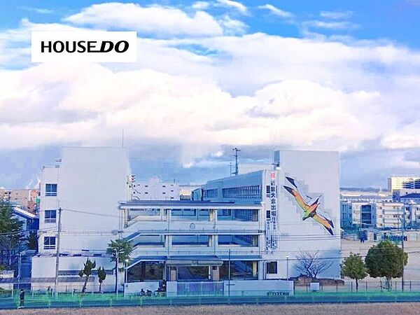 天王中学校1977年4月に開校し、南茨木駅周辺の住宅地に位置する学校として、地域とのつながりを大切にしながら生徒の主体性や協働性を育む教育活動に取り組んでいます。 870m