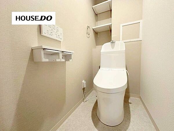 温水洗浄便座付きの清潔感のあるトイレは新調済み。上部棚付きでストック収納もしやすく、毎日気持ちよく使える快適空間です。