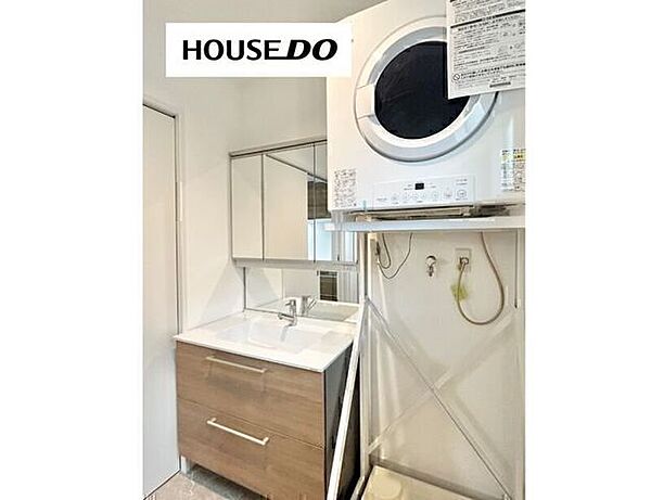 三面鏡タイプの洗面台で収納豊富！朝の支度もスムーズにできます♪