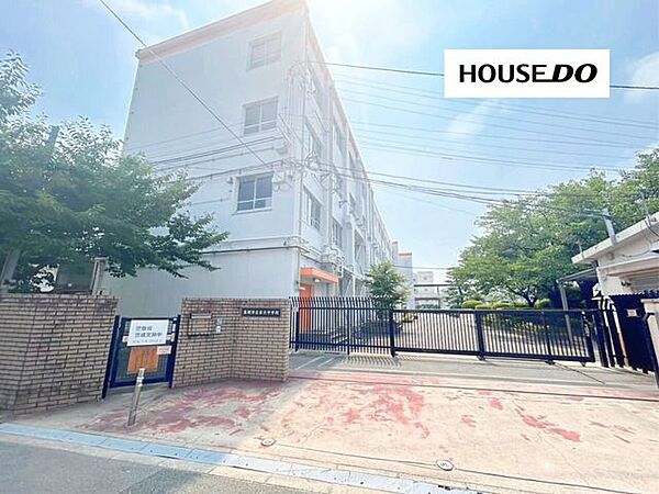 第六中学校1963年に高槻市で6番目の中学校として開校し、住宅地に位置する学校として地域とのつながりを大切にしながら生徒の主体性や協働性を育む教育活動に取り組んでいます。 410m