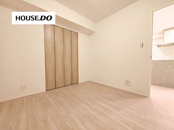 お部屋ごとに収納があるので、暮らしの動線を邪魔せずすっきり片付きます。
