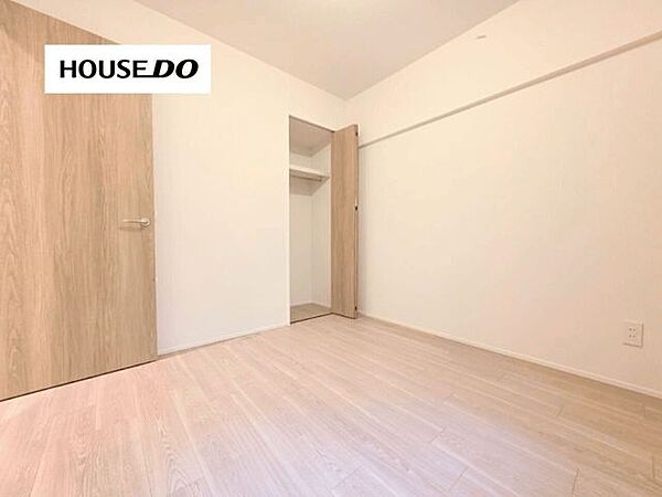 ベッドやデスクも配置しやすく、子ども部屋や書斎としても使いやすいお部屋です。